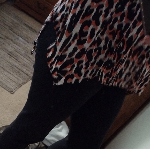 V neck peach,gray, black and white design top size Large - Picture 9 of 10